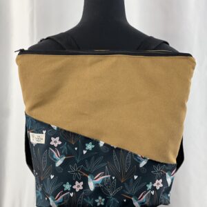 Mochila MAWENZI-HUMMINGBIRDS-MOSTAZA.