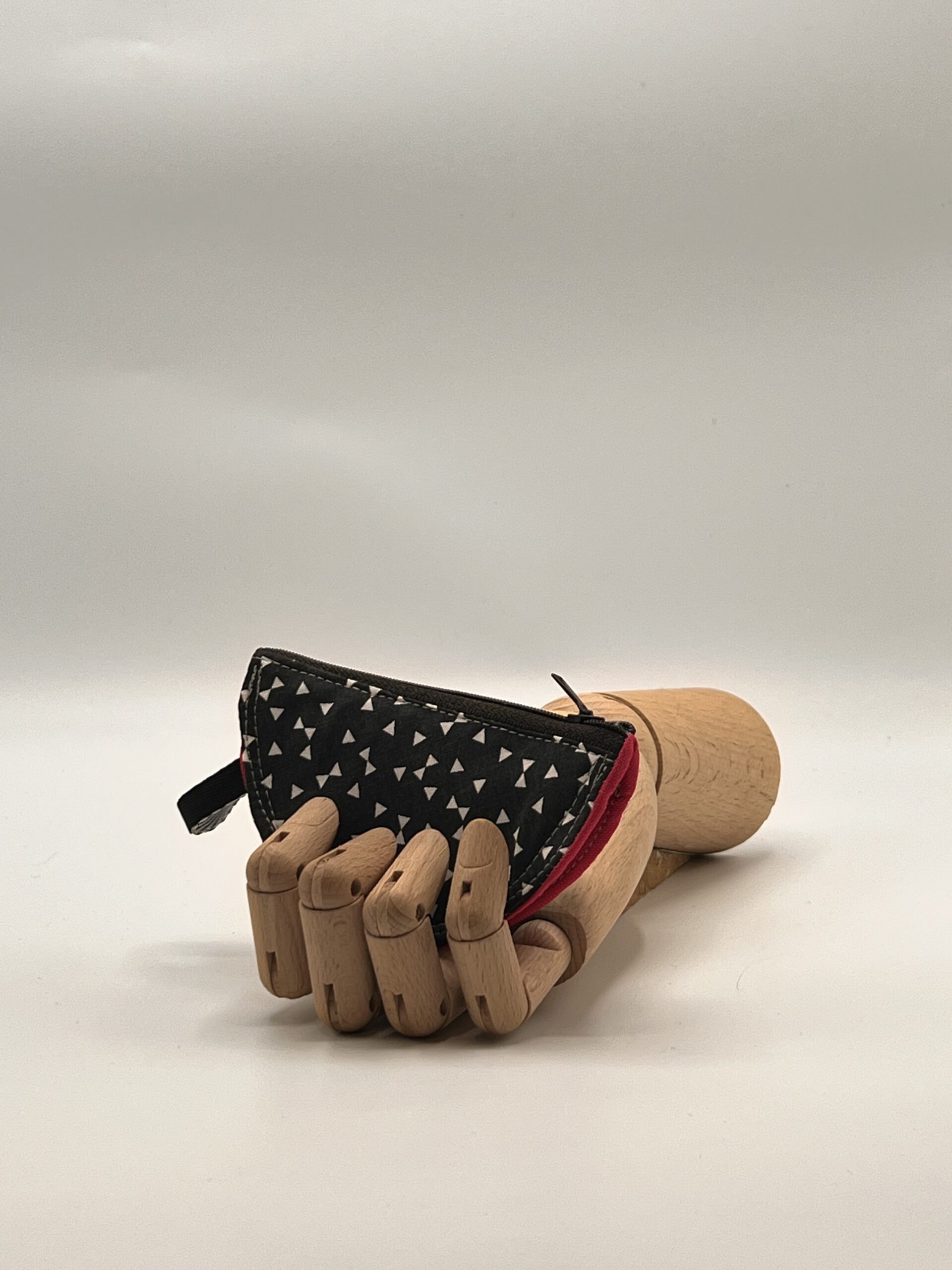 Monedero LIRA-triángulo negro.