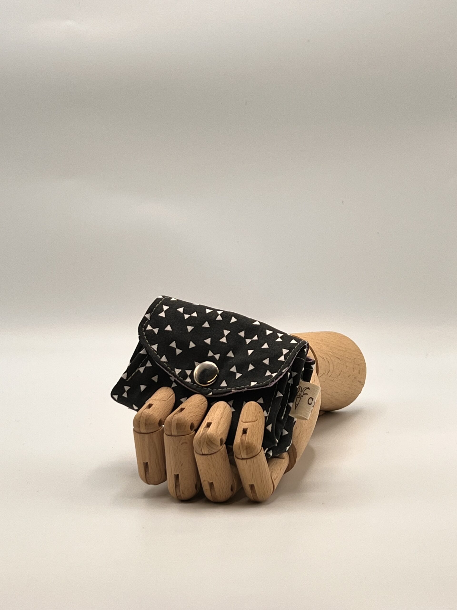 Monedero APONI-triángulo negro.