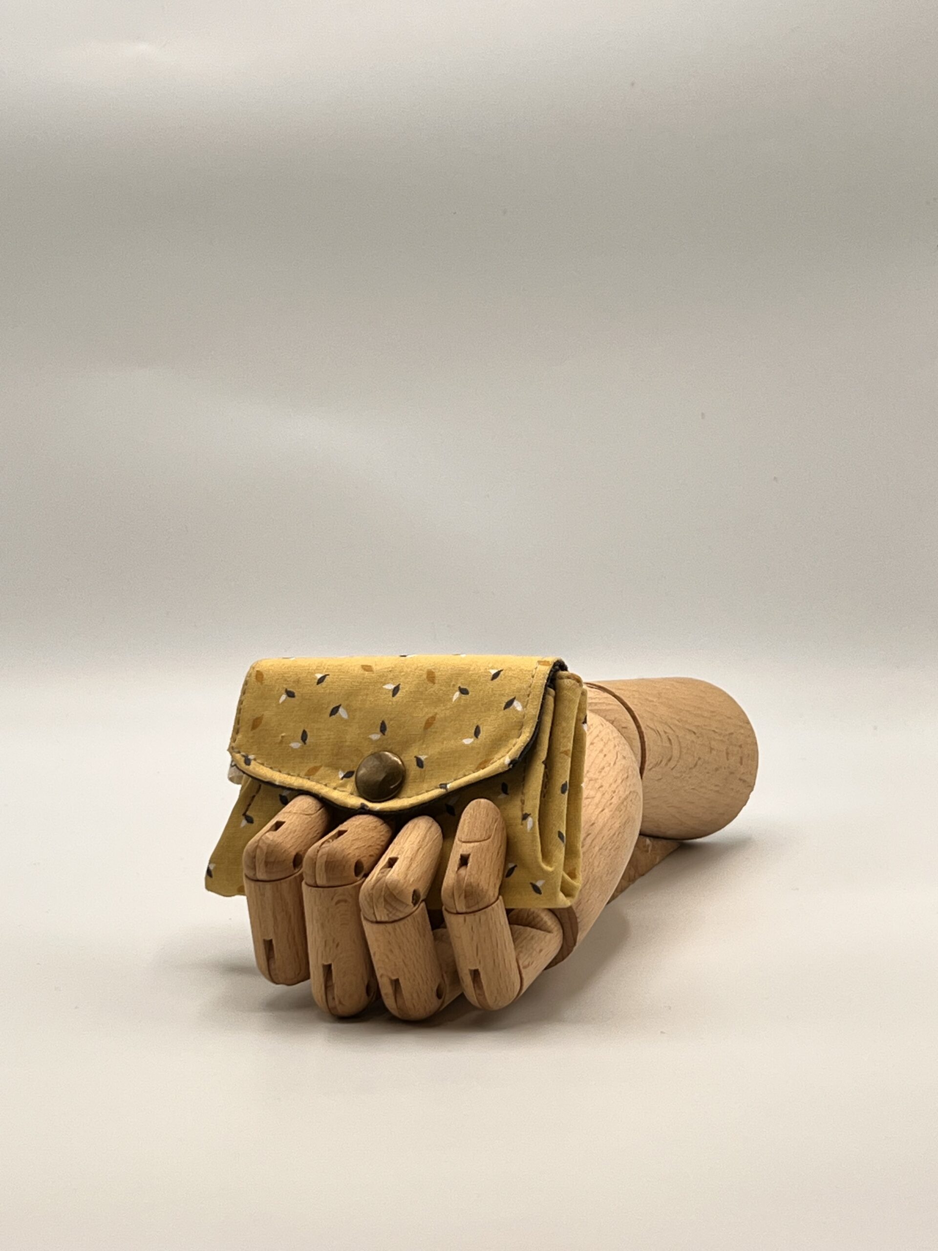 Monedero APONI-hojitas.