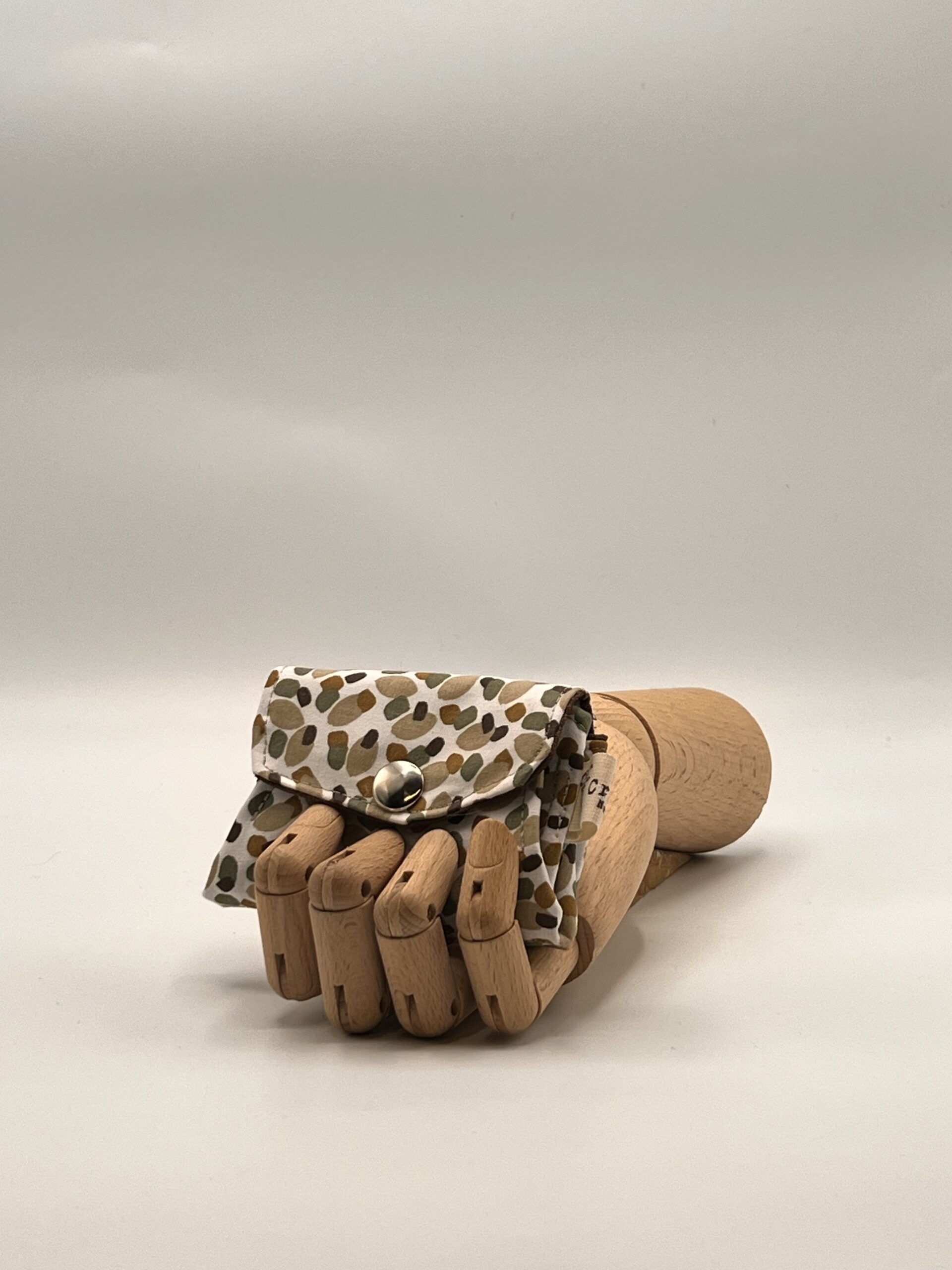 Monedero APONI-motas marrones.