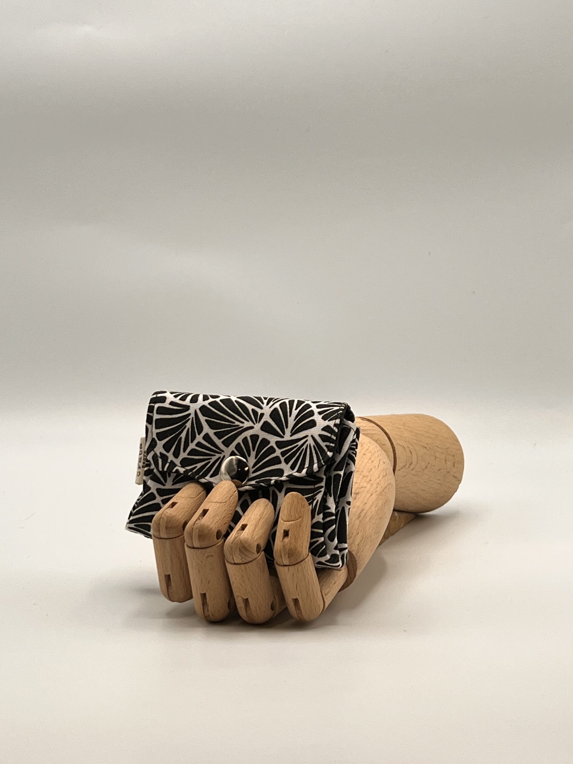 Monedero APONI-hojas negras.