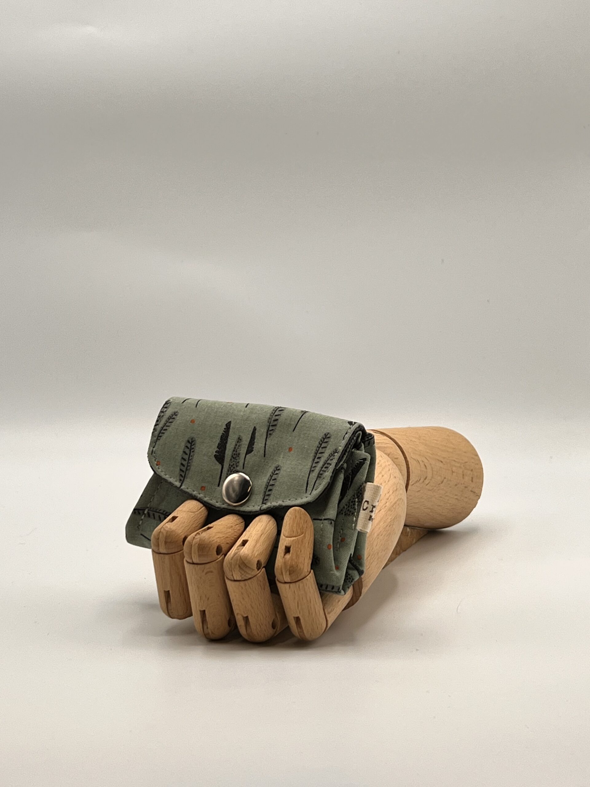 Monedero APONI-plumas verdes.