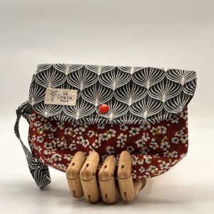 Neceser MIKA-Hojas negras con flor de almendro.