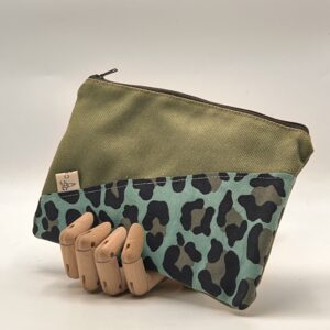 MONEDERO-NECESER-TIERRAU. Verde leopardo azul.