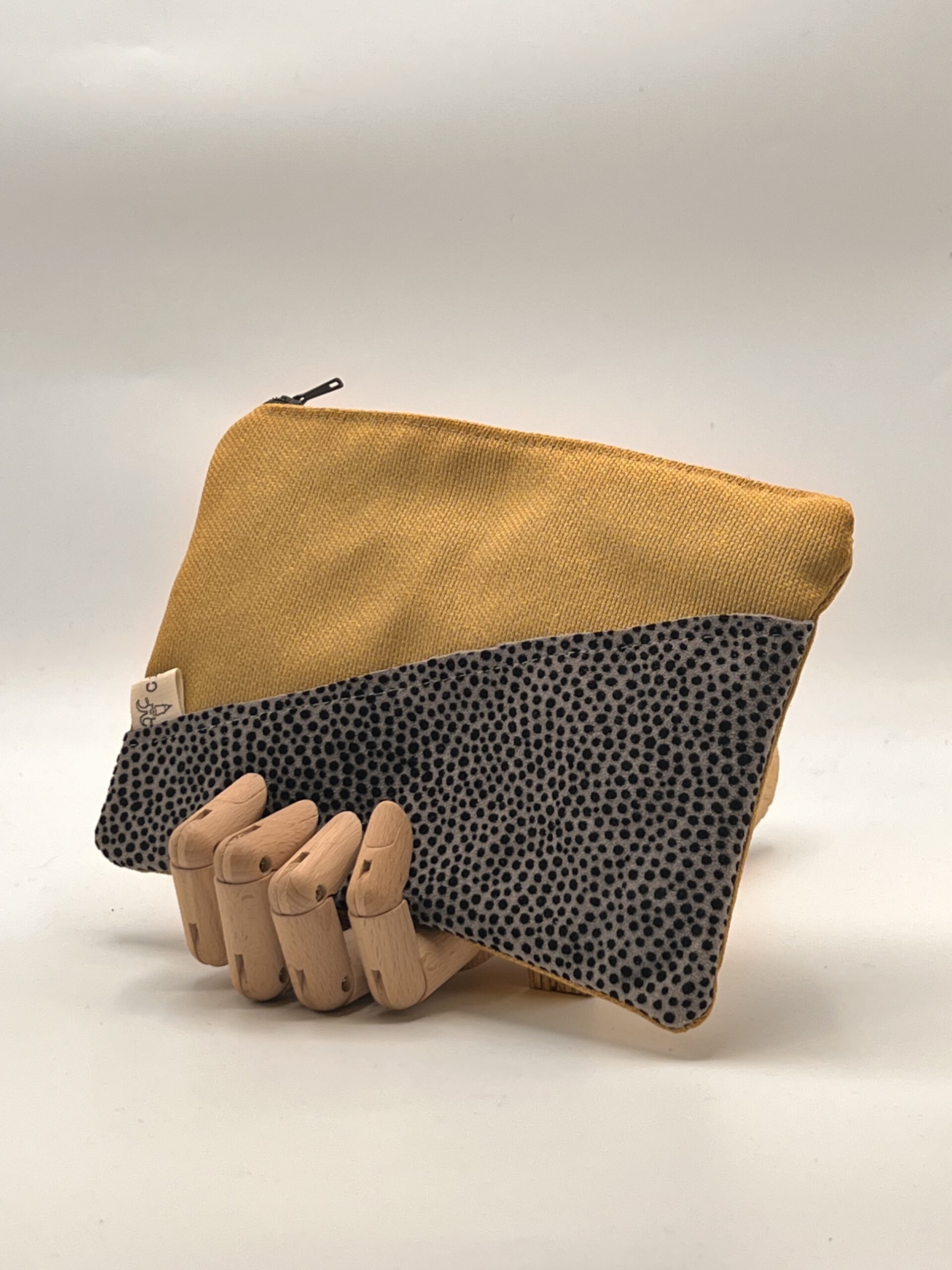 MONEDERO-NECESER-TIERRAU. Mostaza topo gris.