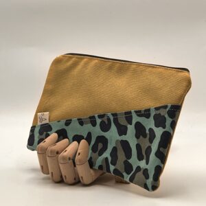 MONEDERO-NECESER-TIERRAU. Mostaza leopardo azul.