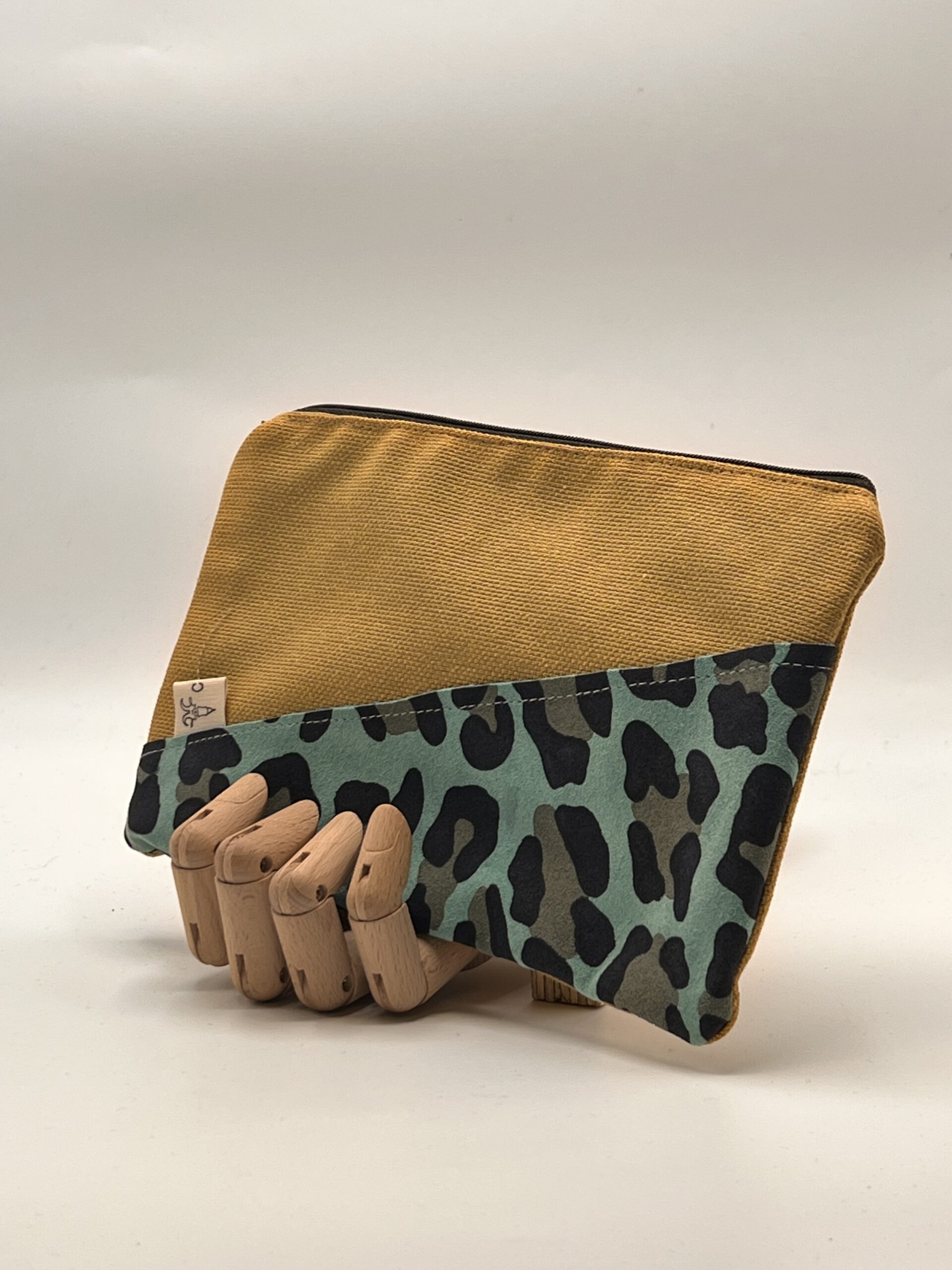 MONEDERO-NECESER-TIERRAU. Mostaza leopardo azul.