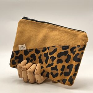 MONEDERO-NECESER-TIERRAU. Mostaza leopardo ocre.