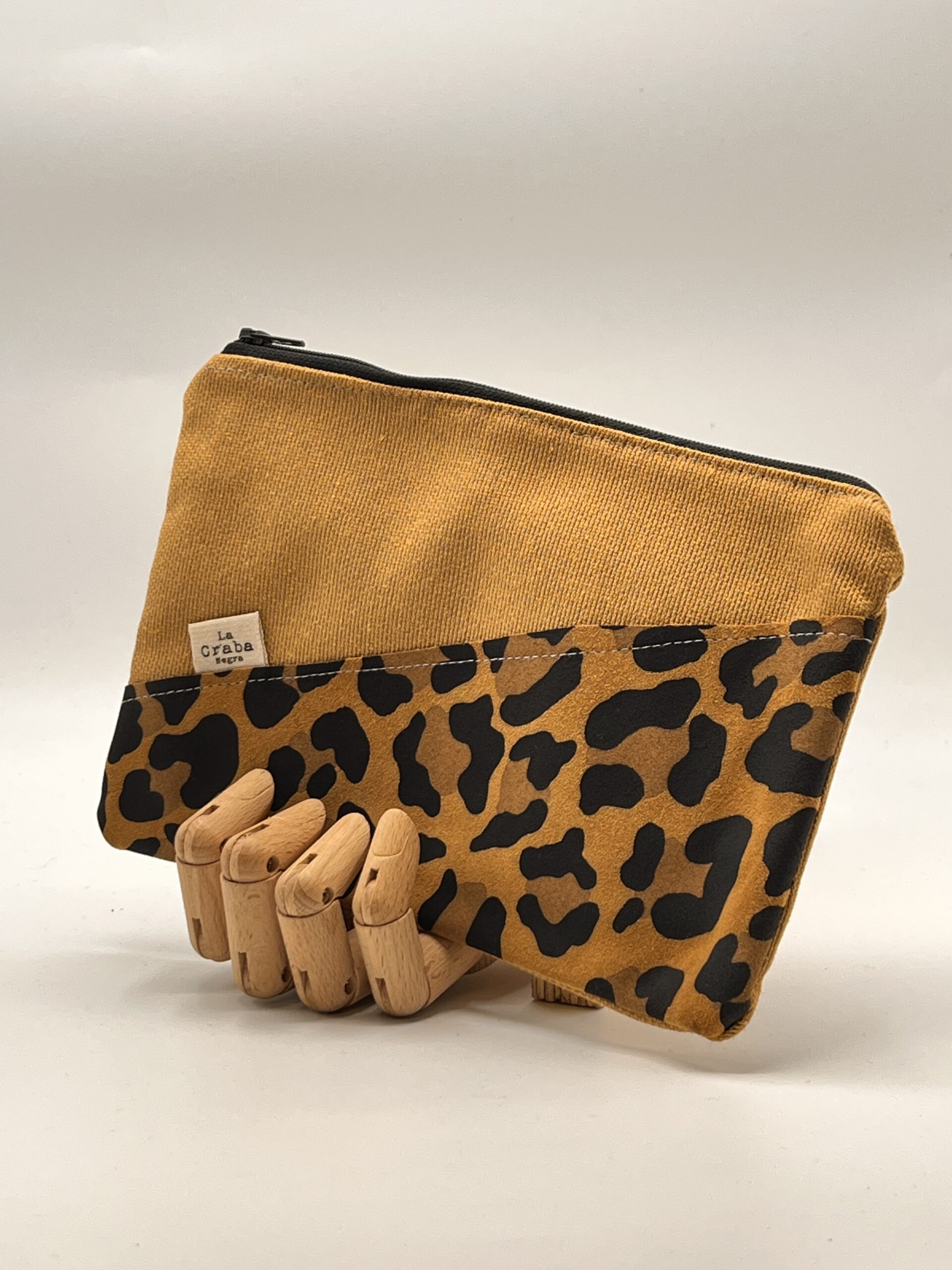 MONEDERO-NECESER-TIERRAU. Mostaza leopardo ocre.