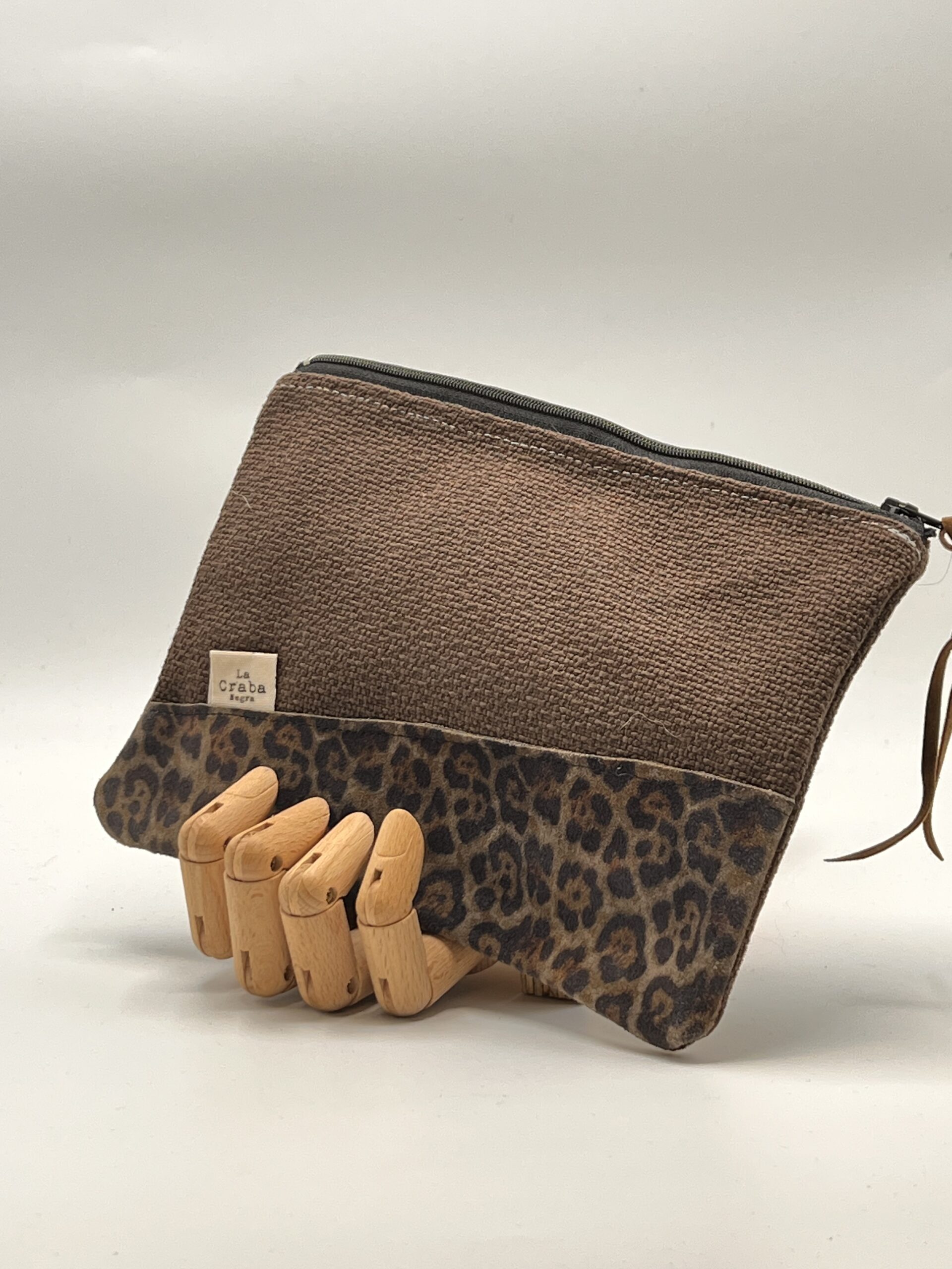 MONEDERO-NECESER-TIERRAU. Marrón leopardo.