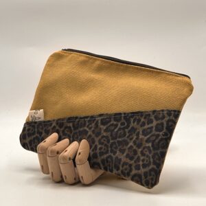 MONEDERO-NECESER-TIERRAU.Mostaza leopardo.