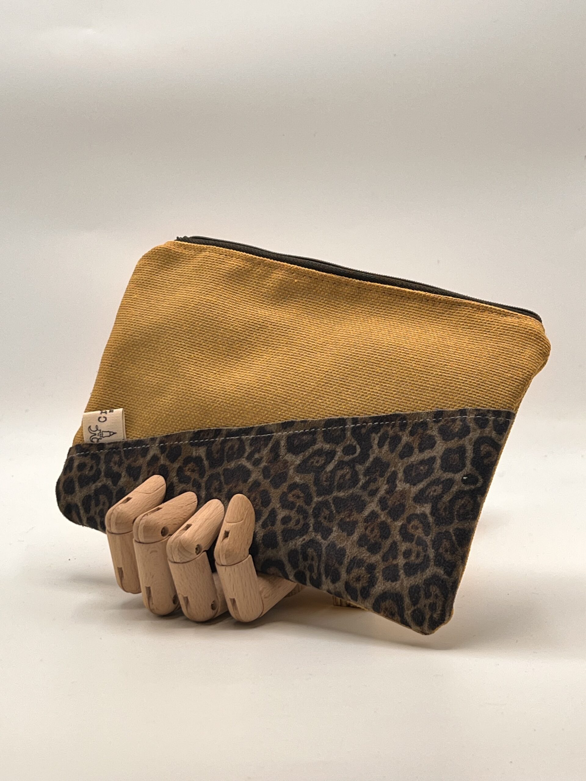 MONEDERO-NECESER-TIERRAU.Mostaza leopardo.