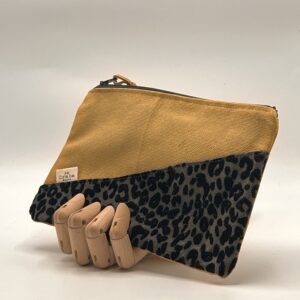 MONEDERO-NECESER-TIERRAU. Mostaza leopardo negro.