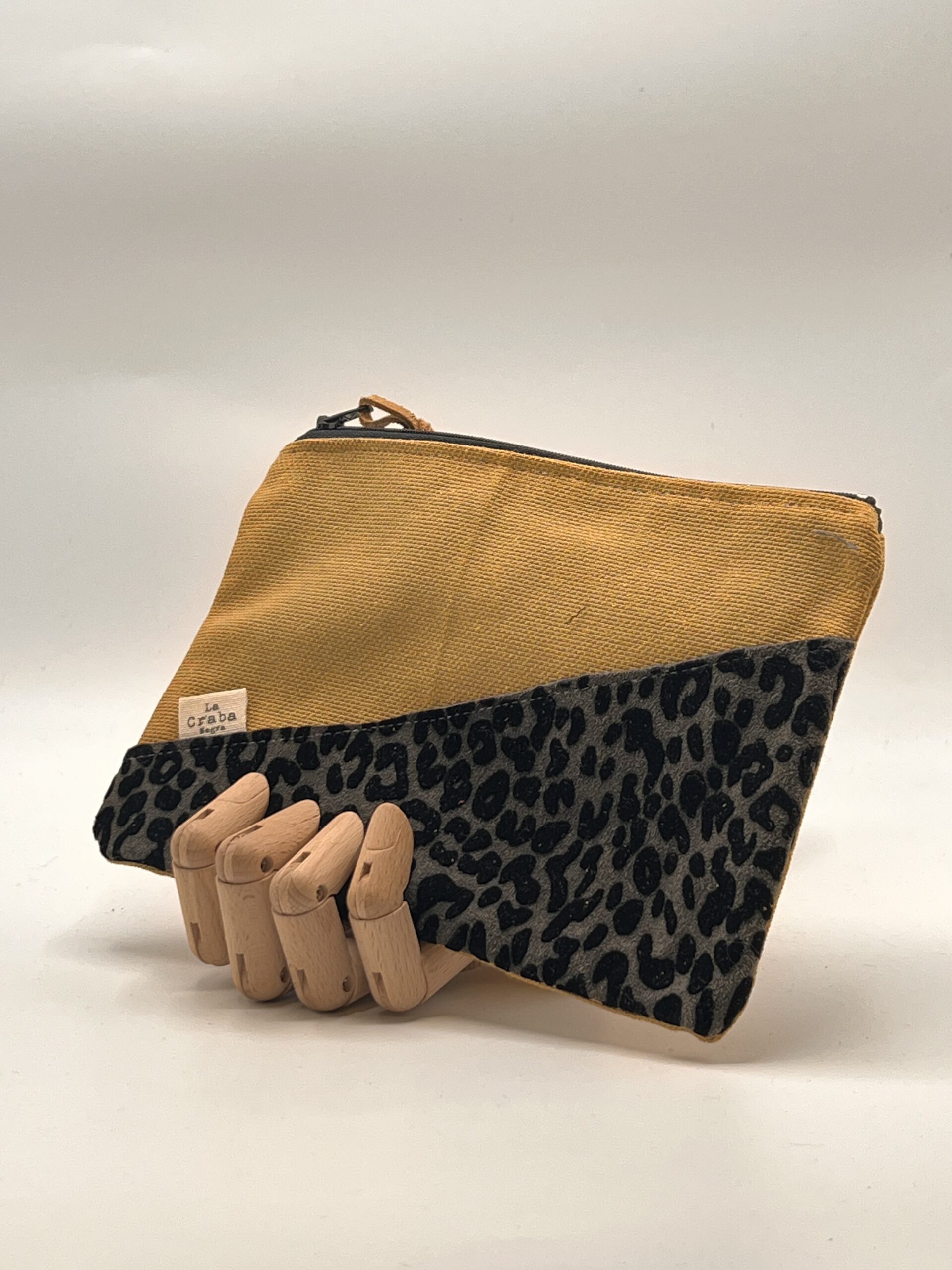 MONEDERO-NECESER-TIERRAU. Mostaza leopardo negro.